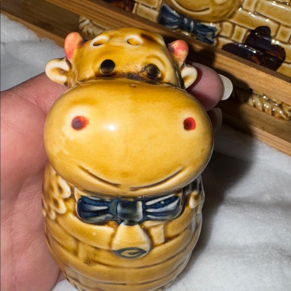 Adorable Vintage Cow Salt & Pepper Shaker Set with Napkin Holder - Picture 10 of 16